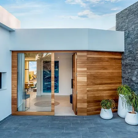 Puerto Del Carmen Sleeps 10 With Pool Air Con And Wifi プエルト・デル・カルメン