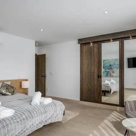 Puerto Del Carmen Sleeps 10 With Pool Air Con And Wifi ヴィラ プエルト・デル・カルメン