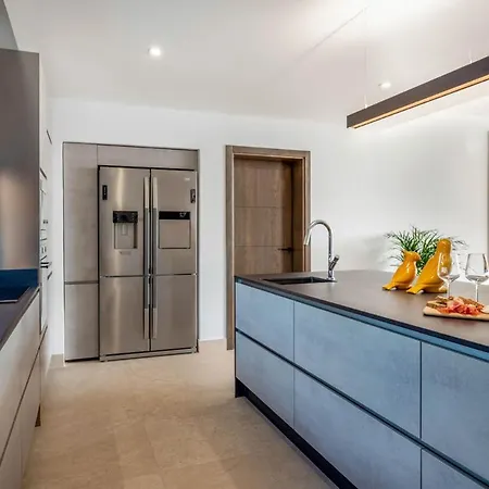 Villa Puerto Del Carmen Sleeps 10 With Pool Air Con And Wifi *