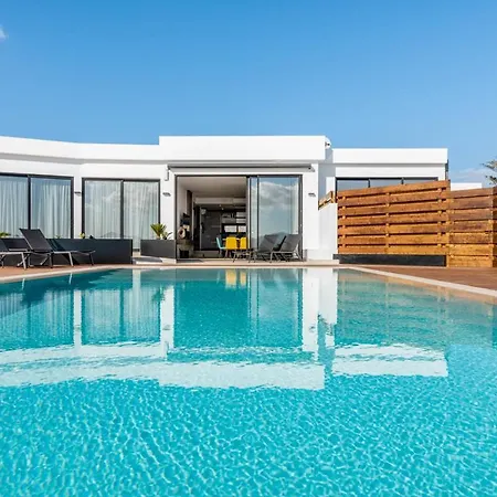 Puerto Del Carmen Sleeps 10 With Pool Air Con And Wifi Puerto del Carmen (Lanzarote)