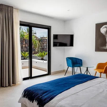 Puerto Del Carmen Sleeps 10 With Pool Air Con And Wifi